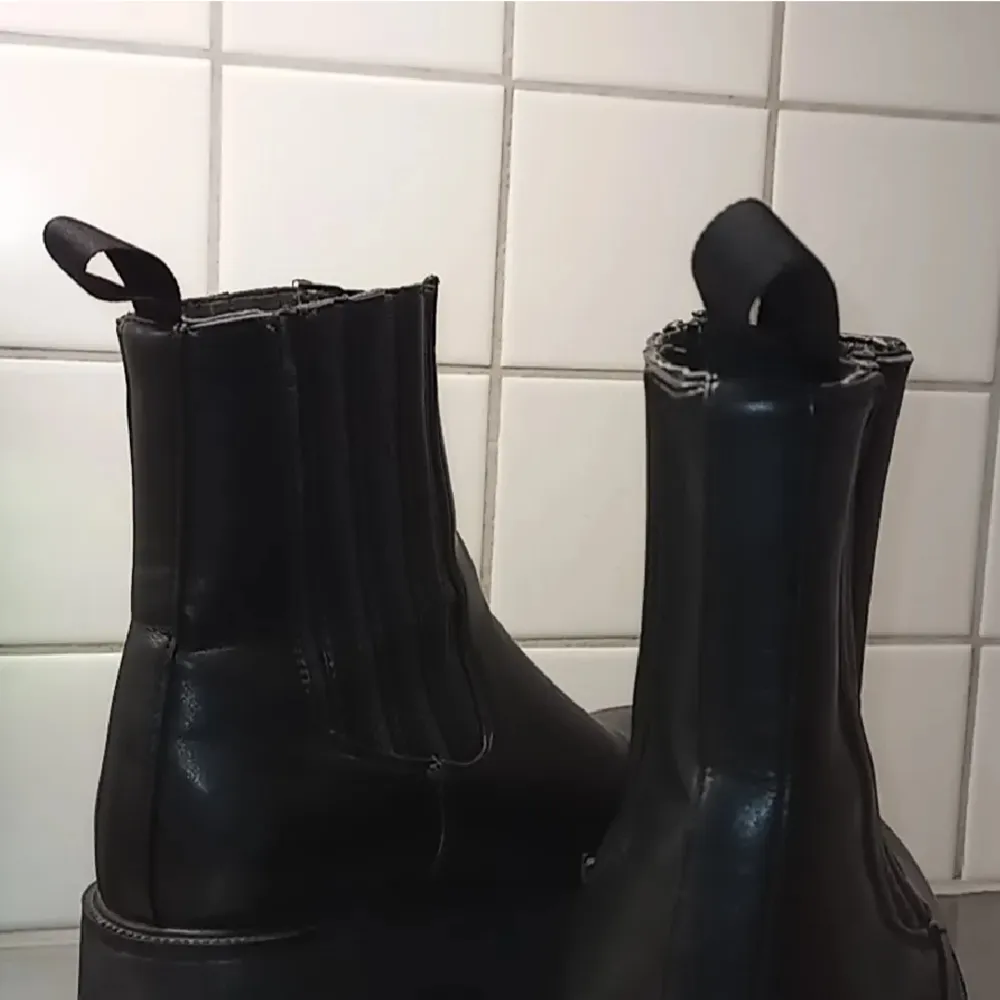 Säljer mina svarta boots, som nästan är i nyskick. Köparen står för frakten. . Skor.