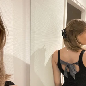 Topp med knytning bak - Tycker denna är snygg för detaljen där bak med snörena👌🏽 sidenband i en snygg grå färg! 