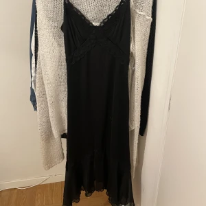 Klänning - Jättefin svart klänning, går lite ovanför knäna på mig som är 175. Superfina lager i kjolen perfekt att ha över byxor💓