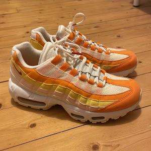 Coola airmax  - Säljer mina coola Nike airmax  skor då dem tyvärr är försmå. Köpta i en butik i Spanien! Använda en gång så dem är som nya! Storlek 40