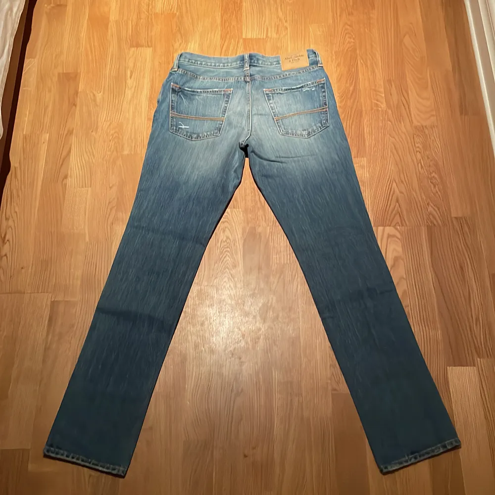 Tja säljer dessa riktig grischig och fräsch par av abercombie & fitch vintage jeans dem är i 9/10 skick och är i modellen skinny! Tveka inte vid frågor! Mvh Hugo.. Jeans & Byxor.