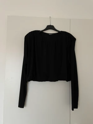 Topp - En topp ifrån Gina tricot använd 1 gång. På sista bilden ser man längden på den.