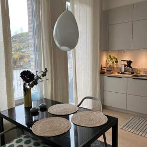 Svart matbord med glasskiva. 70x120. Hämtas i Stockholm
