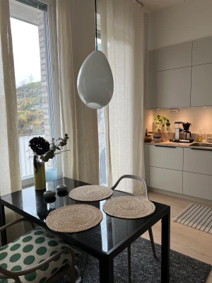 Matbord - Svart matbord med glasskiva. 70x120. Hämtas i Stockholm