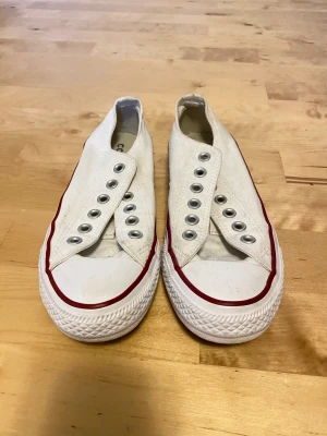 Vita Converse  - Knappt använda, fortfarande fräscha och vita saknas dock skosnören på dom. 