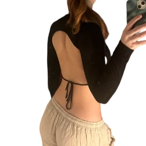 Open back tröja⭐️ - Svart tröja som är öppen i ryggen, tror den är får H&M men är 1000 år sedan jag köpte och använde den sist🤍