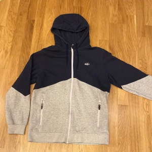 Vintage nike zip - As fet vintage nike kofta som jag säljer då det inte är min stil längrer, prutmån vid snabb affär