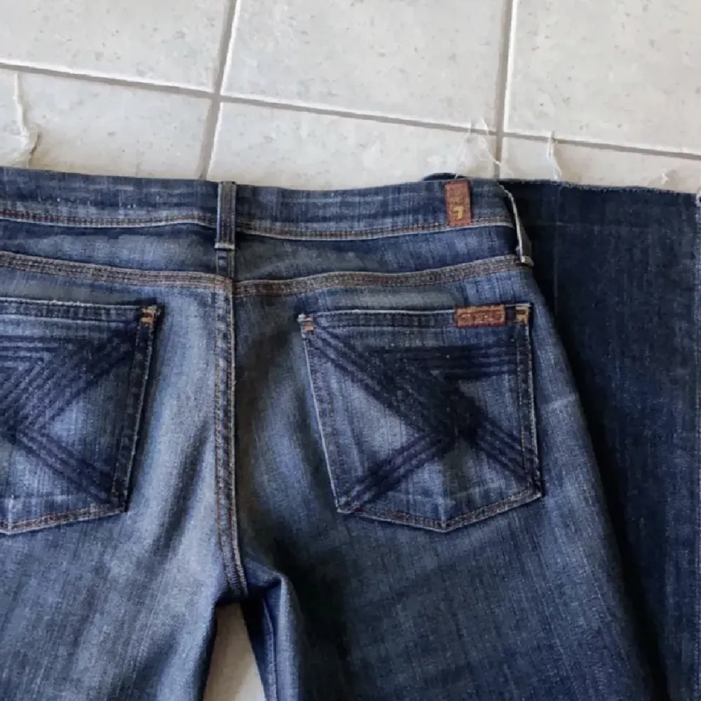 Ett par lågmidjade jeans som jag köpt här på plick. Säljer för dom är för korta för mig (jag är 169)❤️Kom privat för fler frågor💋✨. Jeans & Byxor.