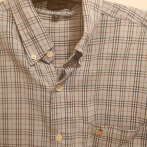 Beg Gant kortärmad skjorta  - Bättre begagnad Gant skjorta, kortärmad i bra skick storlek Large och snygg blått klassiskt mönster   Mitt pris 99 kr plus frakt 