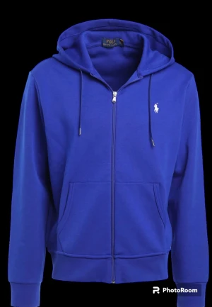 Blå polo tröja - Säljer nu min fina polo tröja, skicket är 10/10 har används kanske 2 gånger eller mindre. Inga hål osv storlek M