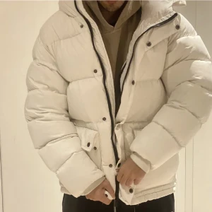 vinter jacka - Singular socity jacka för både Tjej och kille, Storlek S. är som ny men har en liten defekt på insidan men de är igen sydd och 