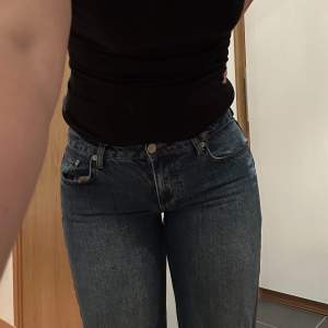 Ett par lågmidjade jeans som knappt är använda då de är lite för tighta i midjan på mig. Jag brukar vanligtvis ha storlek 38/M i jeans. Dessa är alltså små i storlek. Skulle säga om man är storlek S/M skulle de nog passa perfekt. 