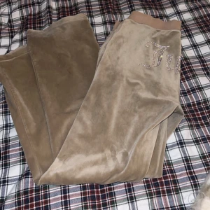 Mjukis byxor  - Säljer mina juicy couture byxor med glitter bak. Använt Max 5 gånger och är i bra skick bara att dom silvriga sakerna på snörerna är borta men inget man tänker på ! Köpte de för 1000 och säljer för 800kr!💓  Tryck INTE på köp nu skriv privat för köp!!