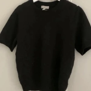 Stickad T-shirt H&M - Säljer denna populära stickade T-shirten från hm som är slutsåld💕