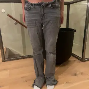 Världens snyggaste lågmidjade straight/ lite bootcut jeans. Vi kan lova er att de är mycket snyggare i verkligheten 💕💕 de saknar dock en knapp pga att vi har klippt de själva dör uppe men dragkedjan har som ett lås som gör stt de inte går upp💕💕 Nyskick😍