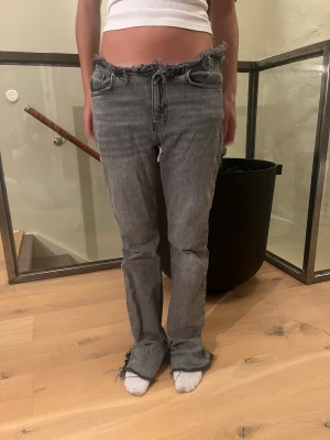 Gråa lågmidjade jeans - Världens snyggaste lågmidjade straight/ lite bootcut jeans. Vi kan lova er att de är mycket snyggare i verkligheten 💕💕 de saknar dock en knapp pga att vi har klippt de själva dör uppe men dragkedjan har som ett lås som gör stt de inte går upp💕💕 Nyskick😍