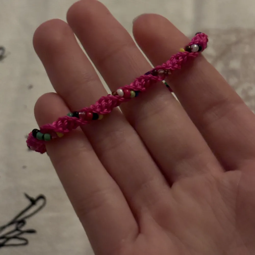 Rosa armband med pärlor som snurrar runt. Väldigt fint 💕. Accessoarer.