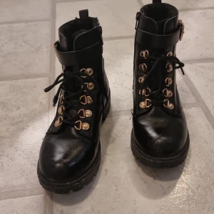 Vintersko - Svart vintersko med foder, dragkedja på insidan. Storlek 36