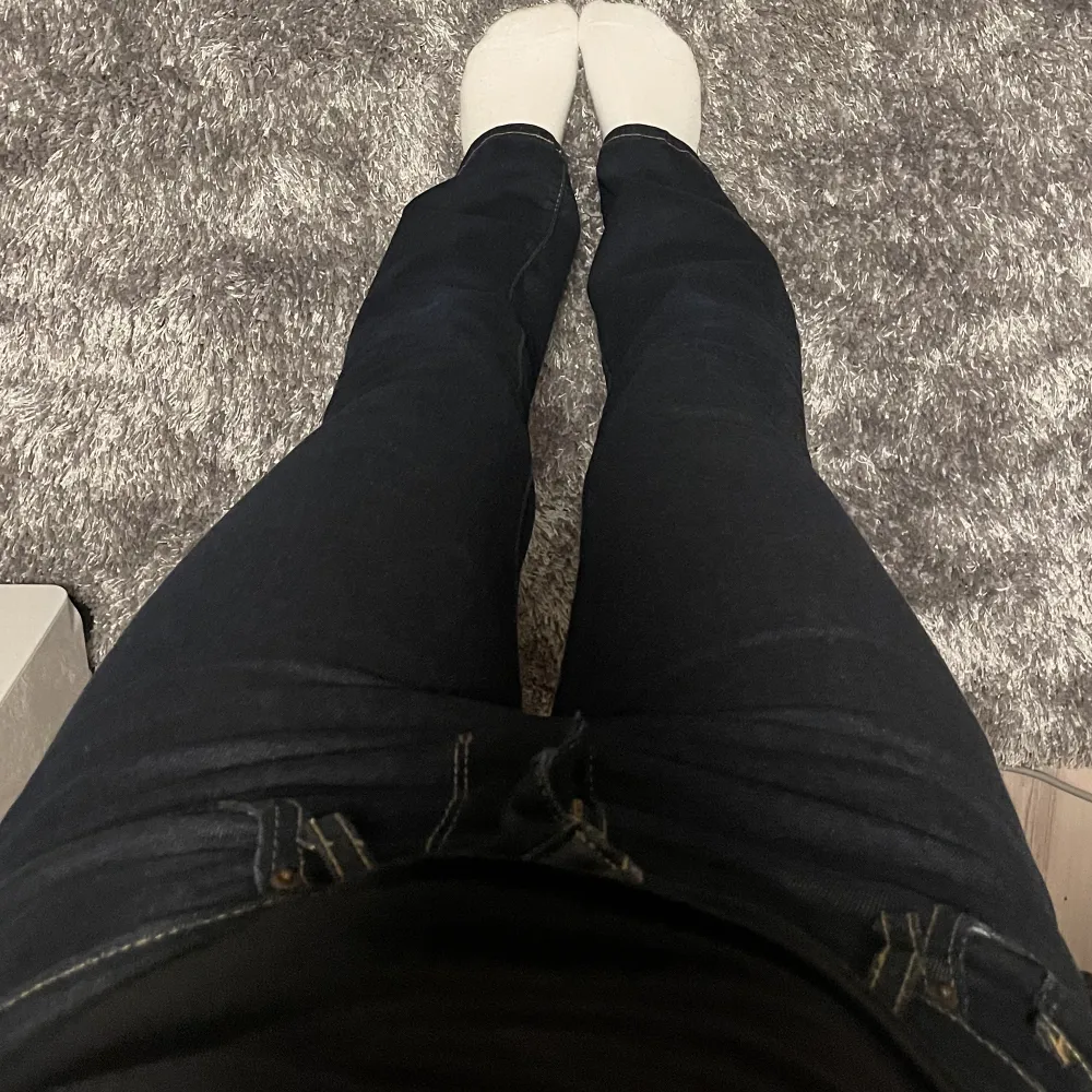 Mörkblåa Levis jeans! Använda 3 gånger, modell 725. Midjestorlek 25, långd 32🌸. Jeans & Byxor.