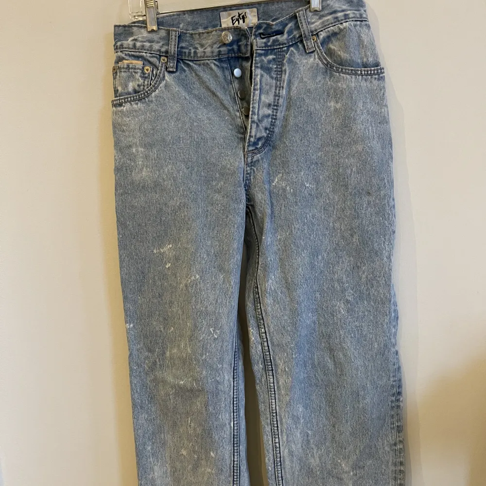 Baggy blå jeans, slitningar längst ner på byxbenet men inget som märks! . Jeans & Byxor.