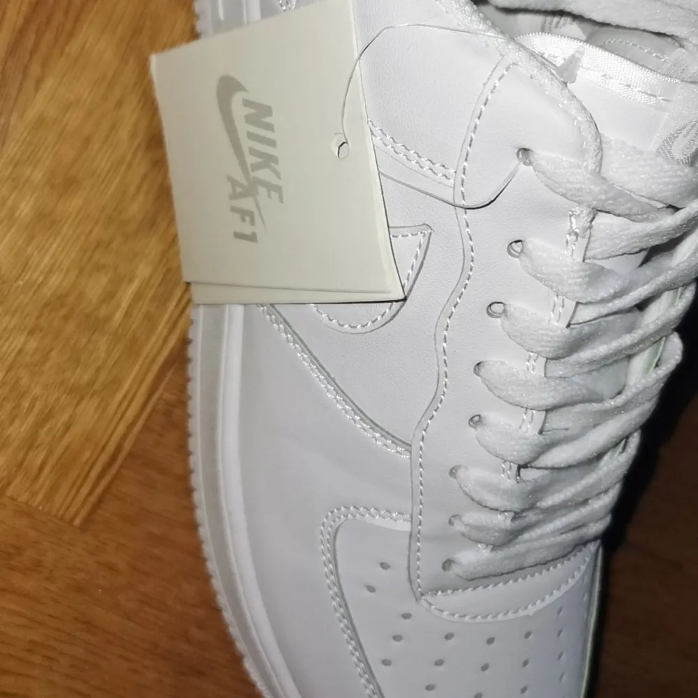 Säljer helt nya nike af1. Köpte de i fel storlek, den e äkta och finns bevis. Skor.