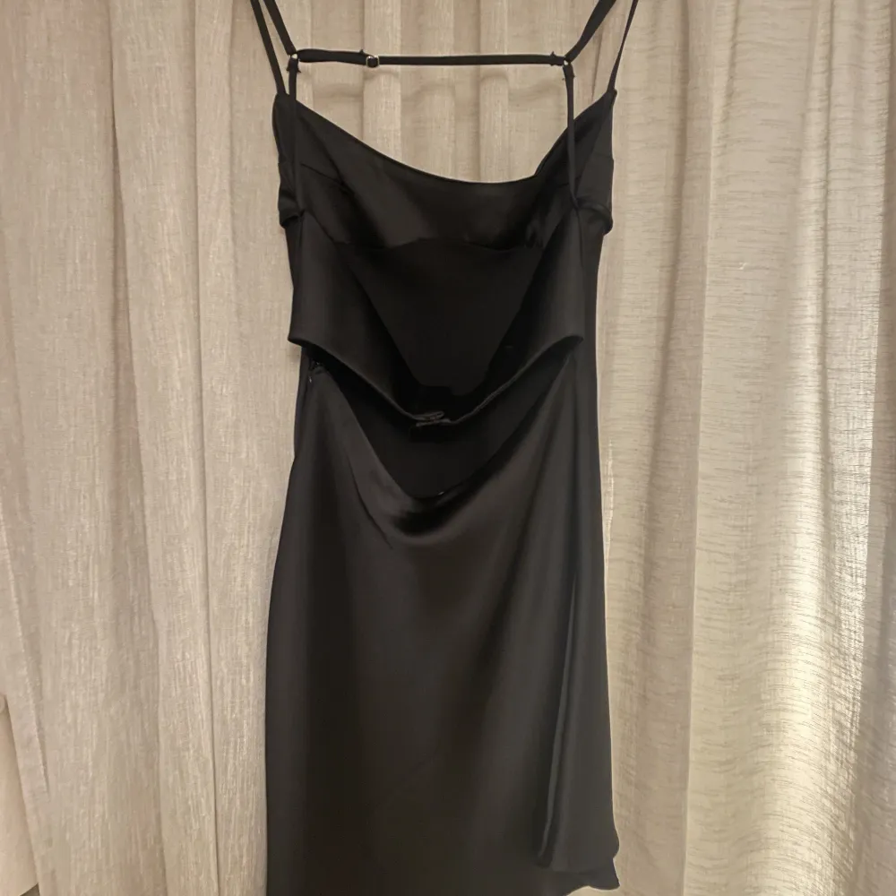 Säljer denna superfina svarta siden kort-klänningen från Zara, storlek M men passar till S med justerbara band. Skriv för bild med klänningen på, köparen står för frakten✨🩷. Klänningar.