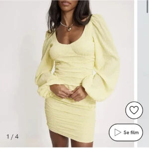 Gul klänning - Super fin klänning som inte kommer komma till någon mer användning. Endast använd ett fåtal timmar under en mösspåtagning! Ordinarie pris 499kr