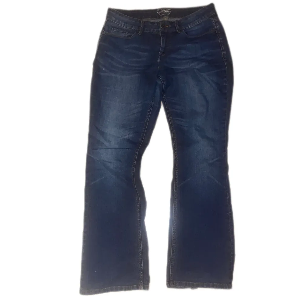 Jätte snygga låg midjade jeans som tyvärr är för stora för mig || midjemåttet 40 cm och innerbens längd 80 cm. Jeans & Byxor.