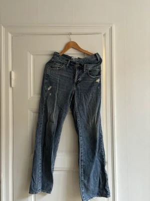 Jeans - Säljer min raka jeans från märket Pistola. Hade ingen bra galje att fota med men de har en extra ”midja” som blir väldigt snygg då jeansen är låg/mellan höga i midjan. Storlek 24 men passar mig som är en 36a. 