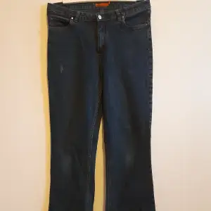 Mörkblåa jeans i flare modell! Köpta second hand men aldrig använt eftersom de inte passar mig. 
