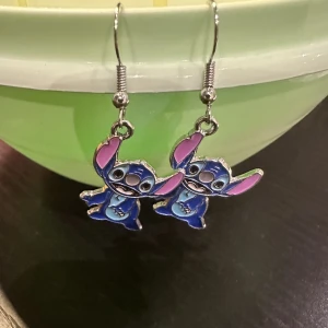 Örhänge STITCH  - Nya örhänge med STITCH. Krokarna är inköpta som nickelsäkra. Köp idag, imorgon kan de vara sålda.