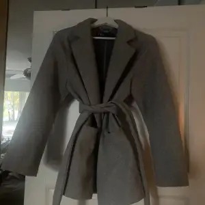Säljer min gråa kappa från Zara i storlek S. Ganska använd därav priset men inte trasig på något sätt 