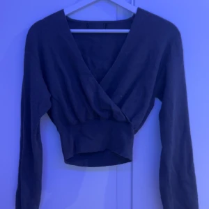 Stickad magtröja  - Säljer denna tröja då jag inte använder den längre, jag har använt den 1-3 gånger. Strl xs men passar mig som bär S/M. Bra skick. Pris kan diskuteras 💞 !! Tryck INTE på köp nu skriv privat till mig om du vill köpa!!