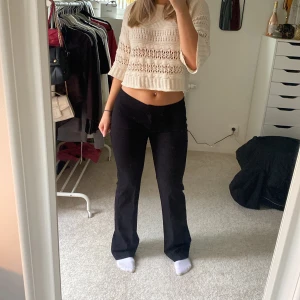 Lowwaist kostymbyxor - Säljer dessa snygga lågmudhadw kostymbyxor feån nelly då dem ej passar mig, detalj där fram och bootcut modell. Skriv för fler bilder!