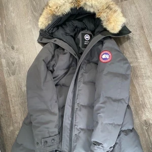 Canda Goose jacket  - Size M.  Använd 2 gånger innan. Har påse och allt kvar men inget kvitto för jag fick ej med den på papper i flyget. !!Pris kan diskuteras vid snabb affär!!