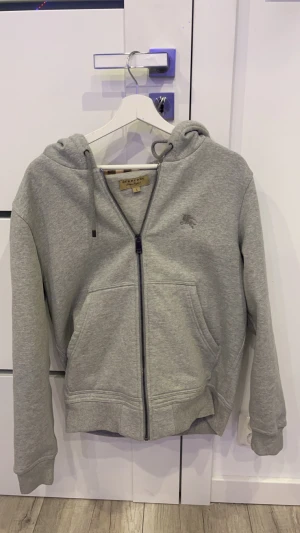 Burberry hoodie - Tjena, säljer min burberry hoodie som jag inte har använt alls eftersom den är lite för stor på mig, storleken är S