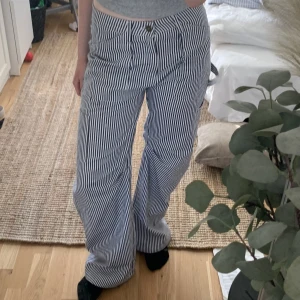 Lioness Navy striped Miami vice pants  - Har används ett fåtal gånger men säljs nu för att dom inte kommer till användning! De passar längd 168 till 172 skulle jag säga!💕