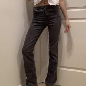 Säljer mina favorit Massimo Dutti mid Rise bootcut jeans. De är i bra skick. Färg: ljusgrå. Jag har fler bilder😊