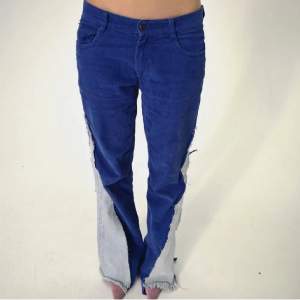 KÖP DIREKT FÖR 550! Coola jeans från 401 sthlm!! Storlek: midja (83cm), innerbenslängd (80cm). Blå, lågmidjade, bootcut, manchesterbyxor med ljust jeans slit!! Oanvända!!!