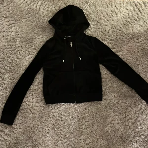 Svart juicy couture tröja! - Svart Juicy Couture tröja! Nyskick och inga som helst defekter.Säljer pågrund av fel färg.Kan även tänkas byta mot en marinblå🩷Pris kan diskuteras vid snabbt köp.Står tyvärr ej för frakten❤️Kontakta innan köp❤️