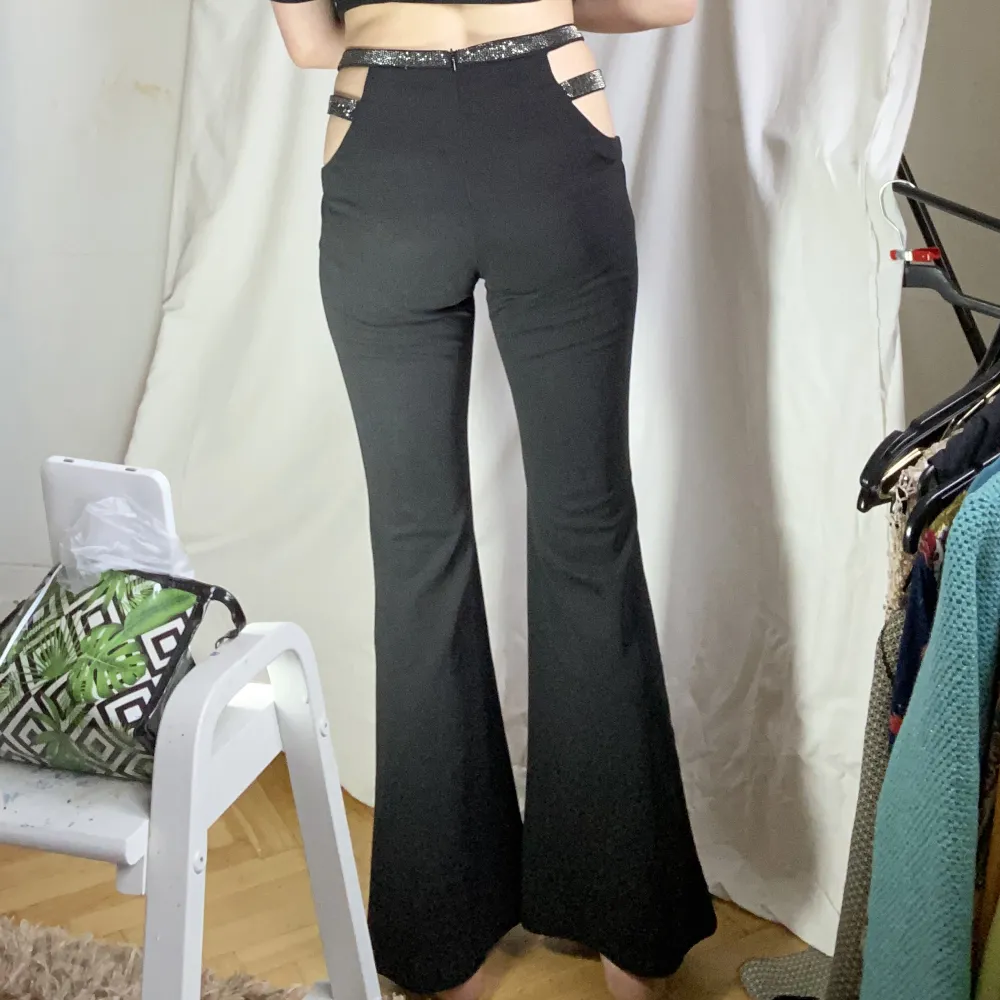Byxor i polyester med cutouts och strass.   Skicka DM vid frågor. ☆．。･. Jeans & Byxor.