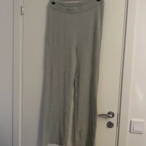 Stickade byxor  - Stickade byxor från H&M i storlek M.