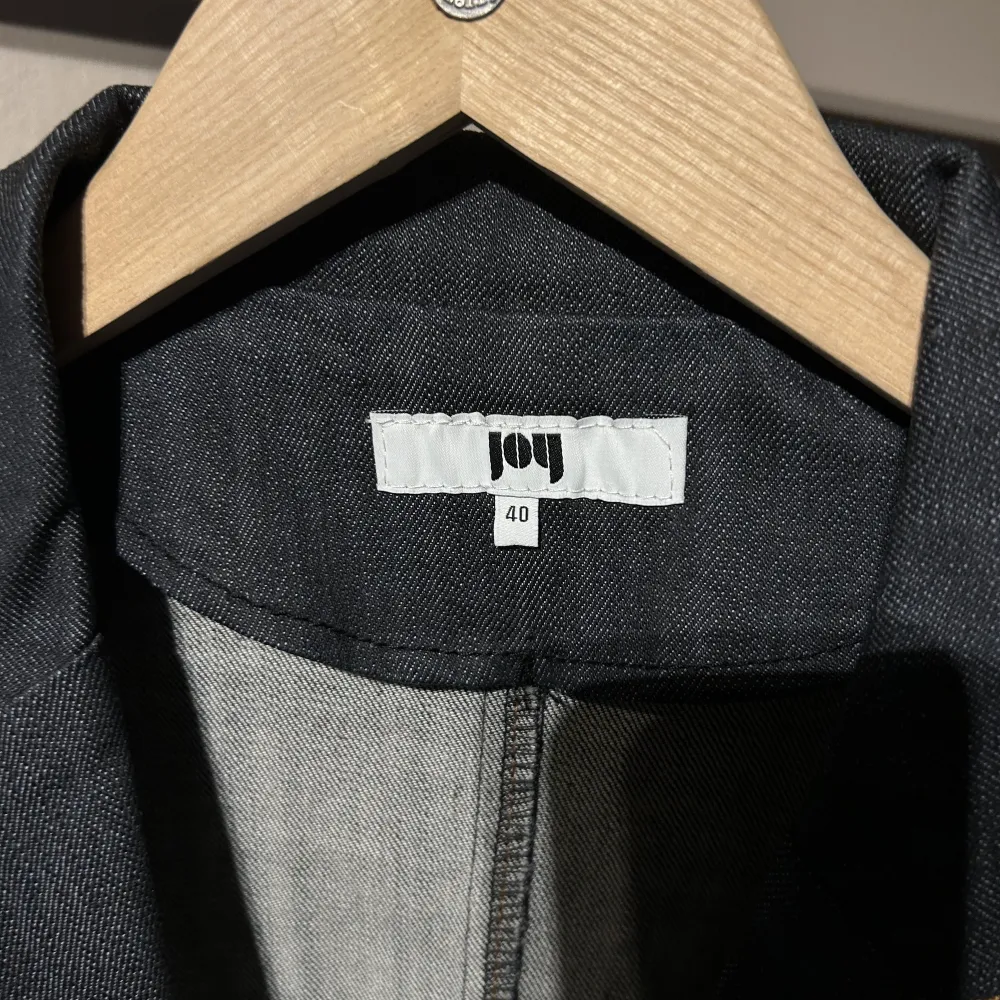 Säljer denna jeans kavaj från joy storlek 40. Mycket bra skick knappt använd. Kostymer.