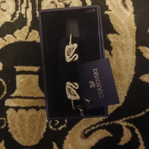 Swarovski silver armband - Hej, här har jag ett silver swarovski armband med swarovski kristaller. Den är i prima skick. Inget äkthetsbevis då det köptes från plick