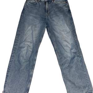Säljer dessa Weekday Galaxy jeans i storlek 27/30. Anledning till att de inte riktigt passar min stil. Jag skulle säga att de är lite större i storleken runt midjan än det står, kanske mer mot 28. Nypris är 600-700kr och mitt pris är 250. Utmärkt skick!