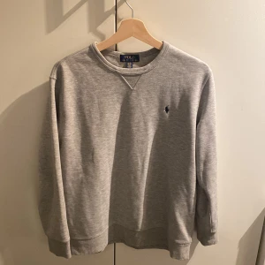 Ralph lauren sweatshirt - Storleken sitter som en S och är inte mycket använd