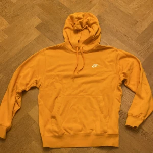 Nike hoodie - Super fin nike hoodie i bra skick sällan andvönd! Säljer pga för liten super bra passform! Skriv för fler bilder samt frågor och pris kan diskuteras vid snabb affär!