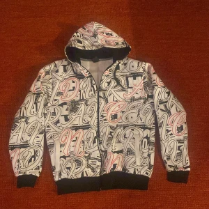 Baggy Hoodie  - Baggy hoodie, enbart testad.  Storlek XL men sitter mer L. Väldigt mjuk och skön på insida.