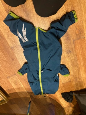Hudjacka  - Köpte en jacka till min hund som tyvär var för liten. Det är regn/vind jacka 