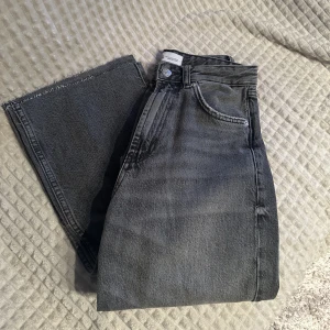 Jeans zara - Mina absolut finaste jeans från zara som jag aldrig kunnat använda pga att dom varit för små. Raka i modellen och superskönt material. Köpta för ungefär 400